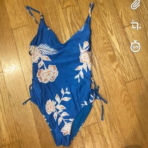 Floral Roxy One piece 💙